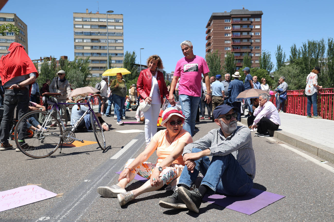 Sentada en el Puente Mayor de Valladolid