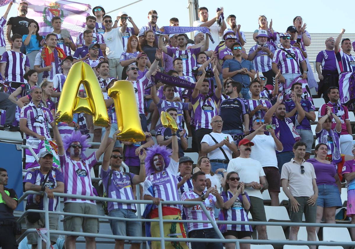 Aficionados blanquivioletas en la grada del Rodríguez López.