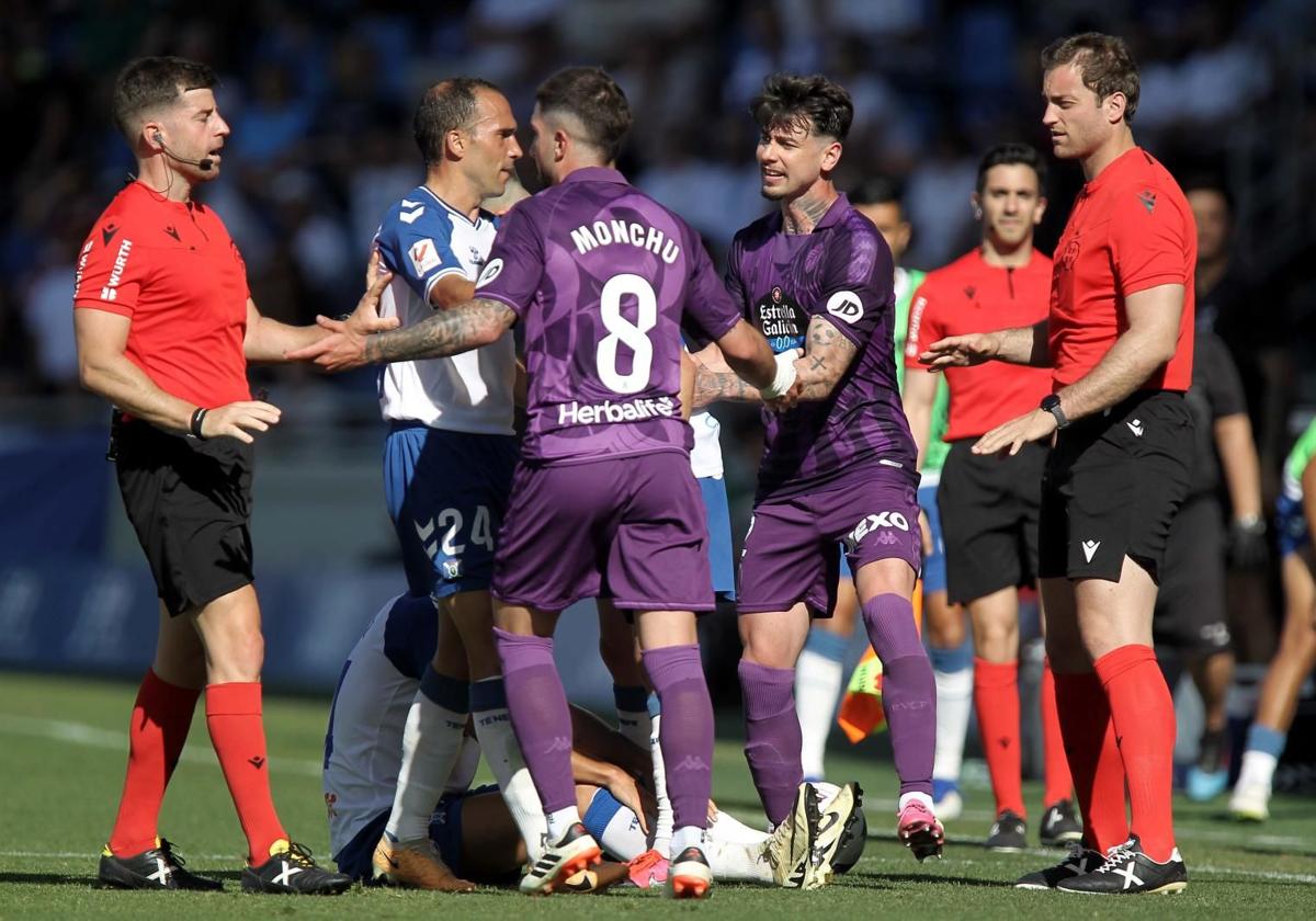 Monchu y Luis Pérez protestan una acción al colegiado en Tenerife.