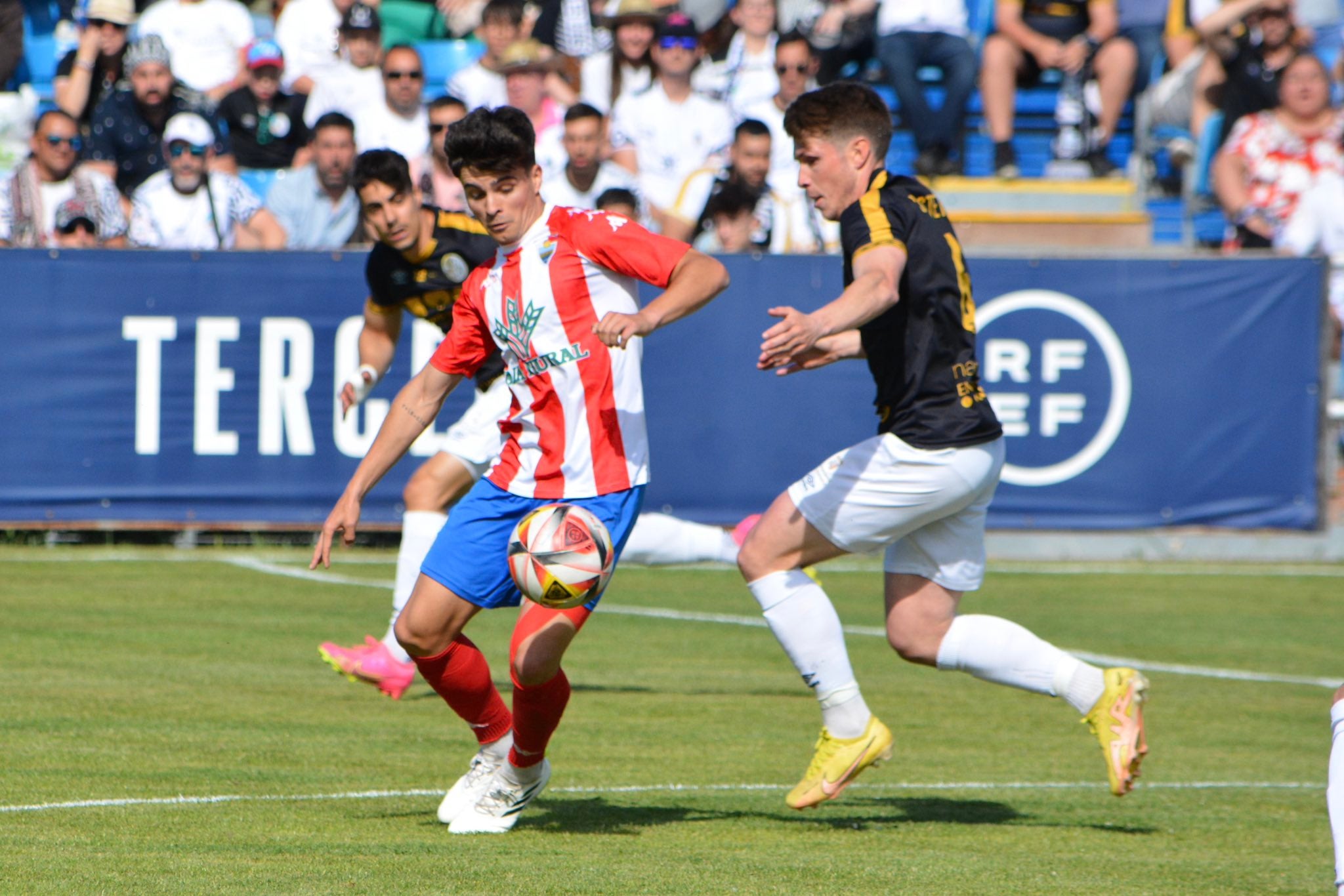 Un jugador rojiblanco trata de superar a un defensor del Salamanca.