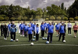 Jugadores y equipo técnico del equipo de fútbol andando de la Fundacion Eusebio Sacristán, junto a veteranos del Real Valladolid.