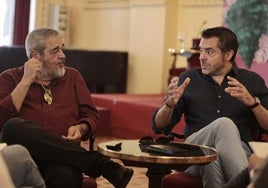 Carlos Aganzo y Joaquín Pérez Azaústre, durante la rueda de prensa en el Círculo de Recreo.