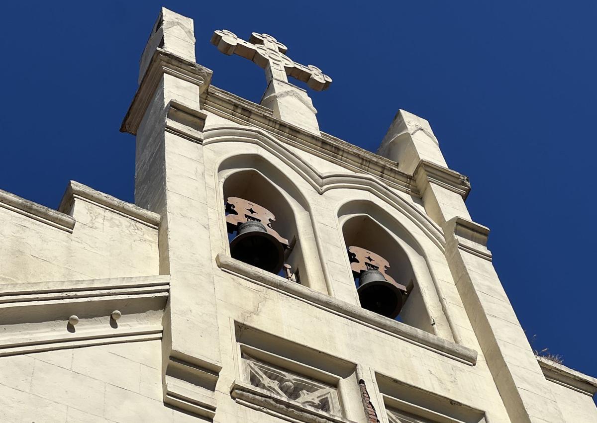 Imagen secundaria 1 - La iglesia neogótica que celebró su primera misa de madrugada