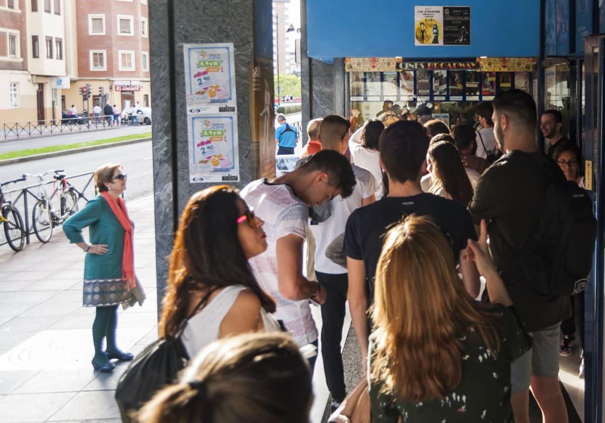 Colas para disfrutar de la Fiesta del Cine en los Broadway vallisoletanos en una edición anterior.