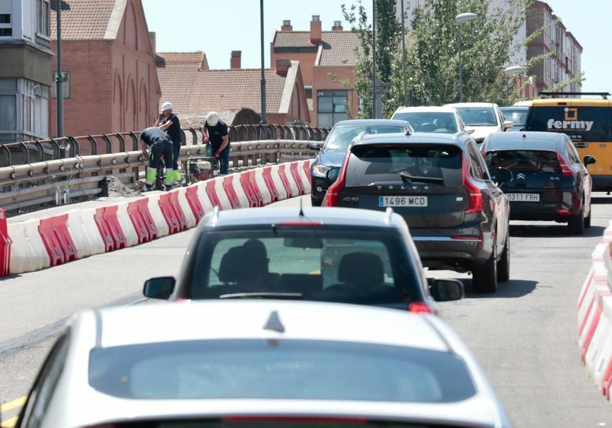 Los obreros comienzan con las catas en las vallas de seguridad, con los coches circulando ya por los dos únicos carriles operativos.