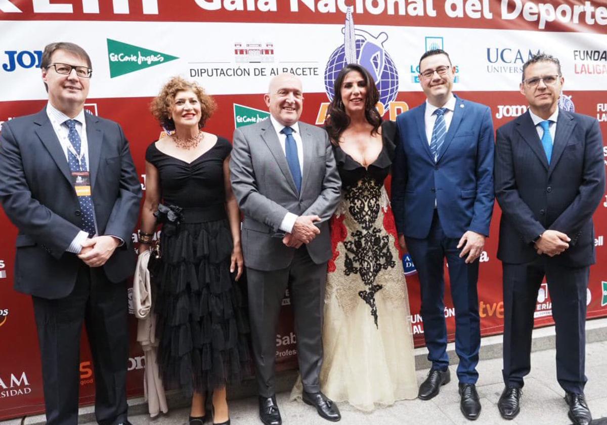 El alcalde de Valladolid, Jesús Julio Carnero, la concejala Mayte Martínez y el diputado Javier González posan en Albacete con directivos de la Asociación de la Prensa Deportiva.