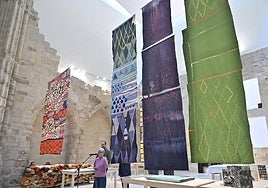 Teresa Lanceta, durante la presentación de la exposición en la Capilla de los Saldaña.