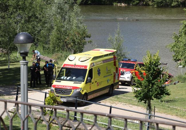 Los equipos de emergencia, durante el rescate de la mujer.