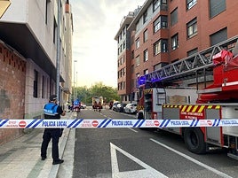 La Policía Local y los bomberos trabajan en la zona, con la calle Bailén cortada al tráfico.