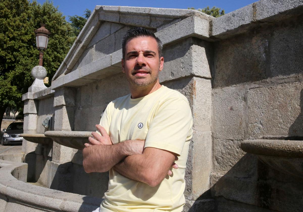 Adrián Velasco, exentrenador del San Cristóbal, posa en la plaza de Día Sanz.