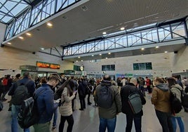 Decenas de pasajeros, en la estación de Segovia - Guiomar.