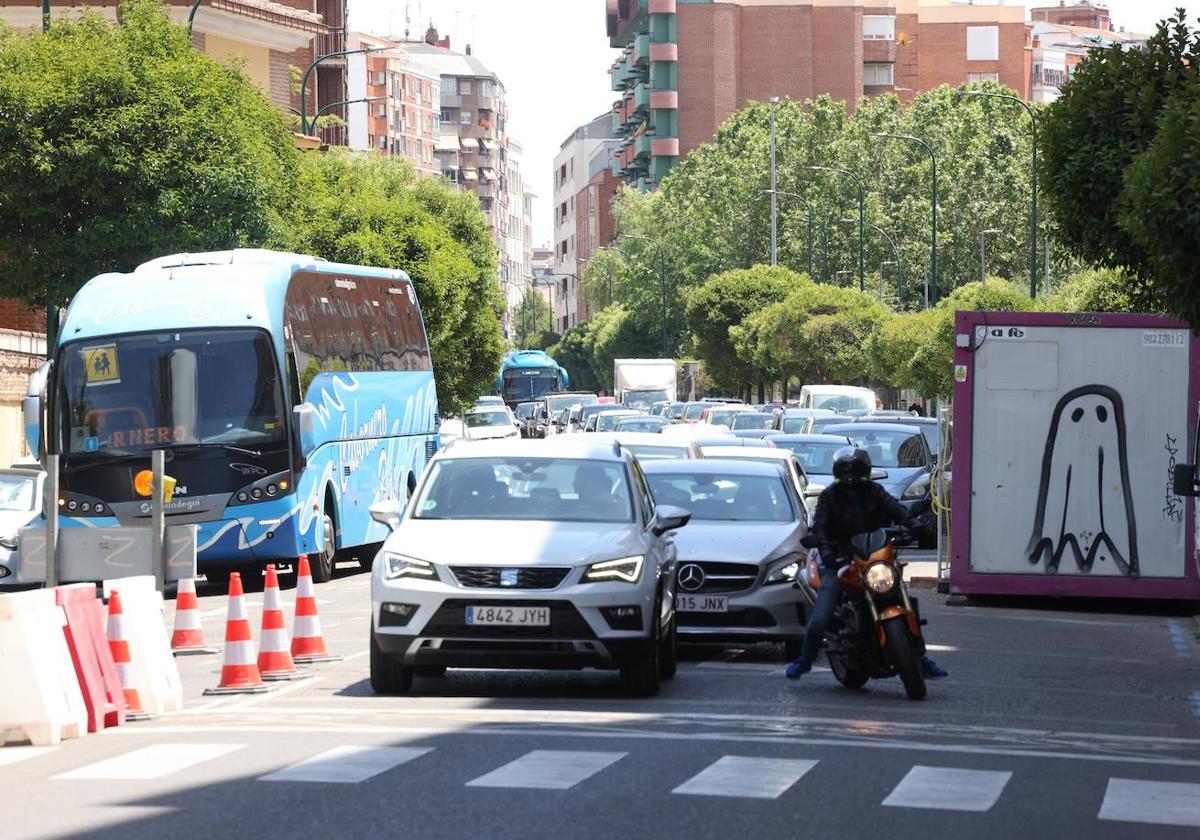 Las obras de reurbanización en la calle Mirabel, donde un carril permanecerá cortado hasta después de verano.