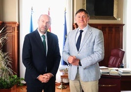 El presidente de la Junta General del Principado de Asturias, Juan Cofiño (izquierda), junto al alcalde de Brañosera, Jesús Mediavilla.