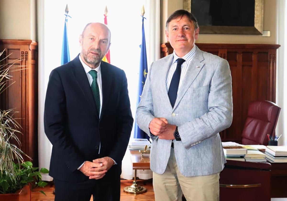 El presidente de la Junta General del Principado de Asturias, Juan Cofiño (izquierda), junto al alcalde de Brañosera, Jesús Mediavilla.