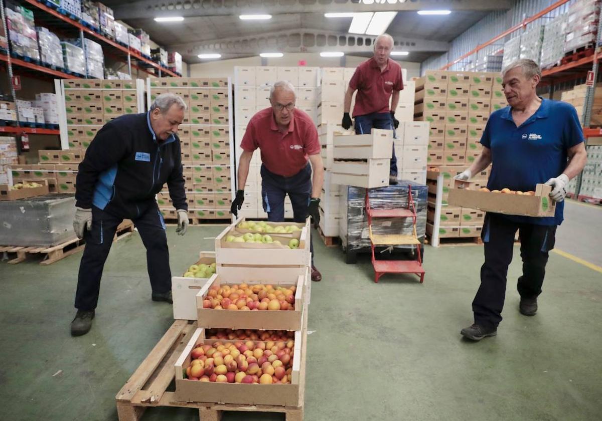 Voluntarios del Banco de Alimentos, en la sede de la ONG en el poligono de Argales.