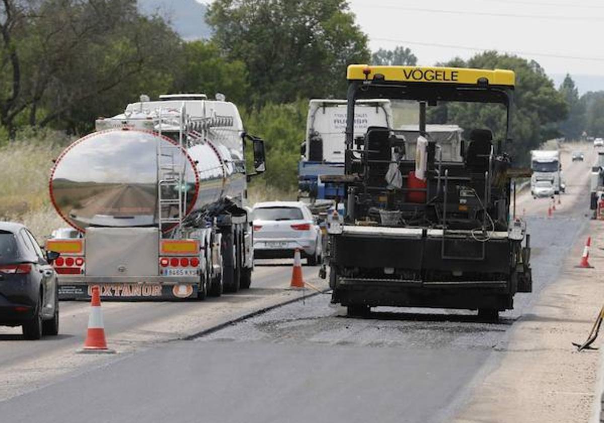 Obras de asfaltado en la N-122, entre Peñafiel y el límite con la provincia de Burgos.