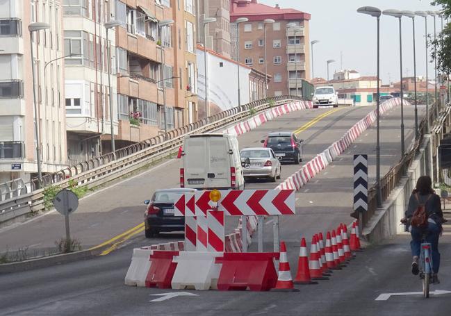 Carriles cortados en los laterales del viaducto de Arco de Ladrillo.