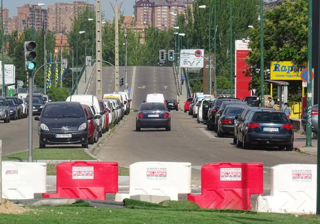 Corte de un carril en la rotonda de la calle Daniel del Olmo con la avenida de El Norte de Castilla en sentido al viaducto que conduce al Paseo de Zorrilla.