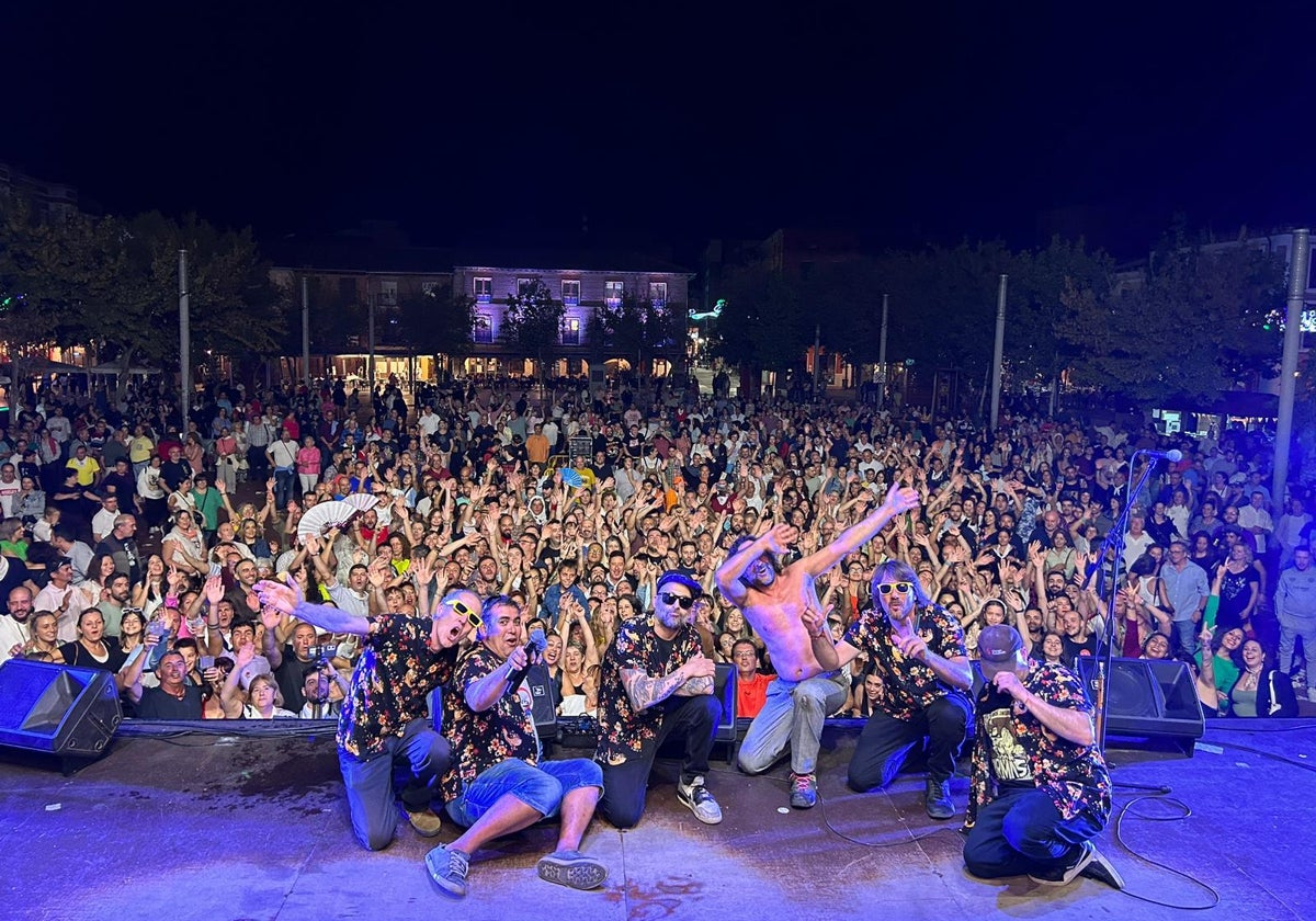 Los Desgraciaus actuando en la Plaza Mayor de Medina del Campo