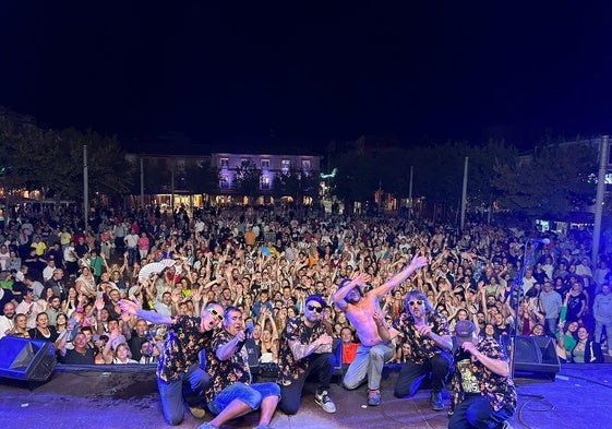 Los Desgraciaus actuando en la Plaza Mayor de Medina del Campo