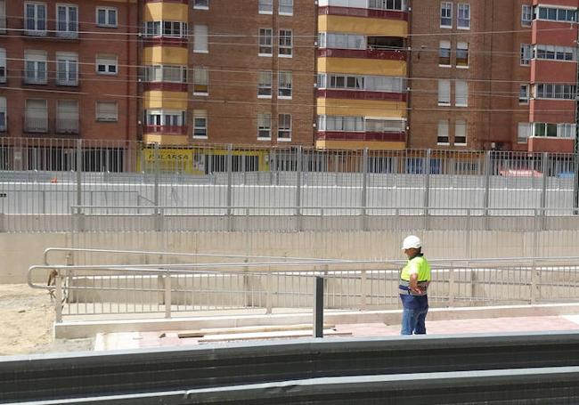 Barandillas y rampa de acceso al paso del lado de la calle Guipúzcoa.