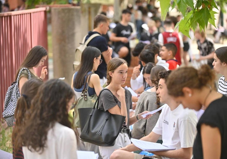 Los alumnos se agolpan para estudiar entre exámenes en el entorno del Aulario 'Campus Esgueva'.