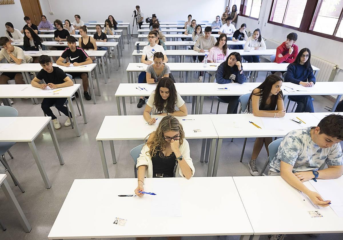 Varios alumnos durante el primer examen de la EBAU en el Aulario 'Campus Esgueva' de la Universidad de Valladolid.