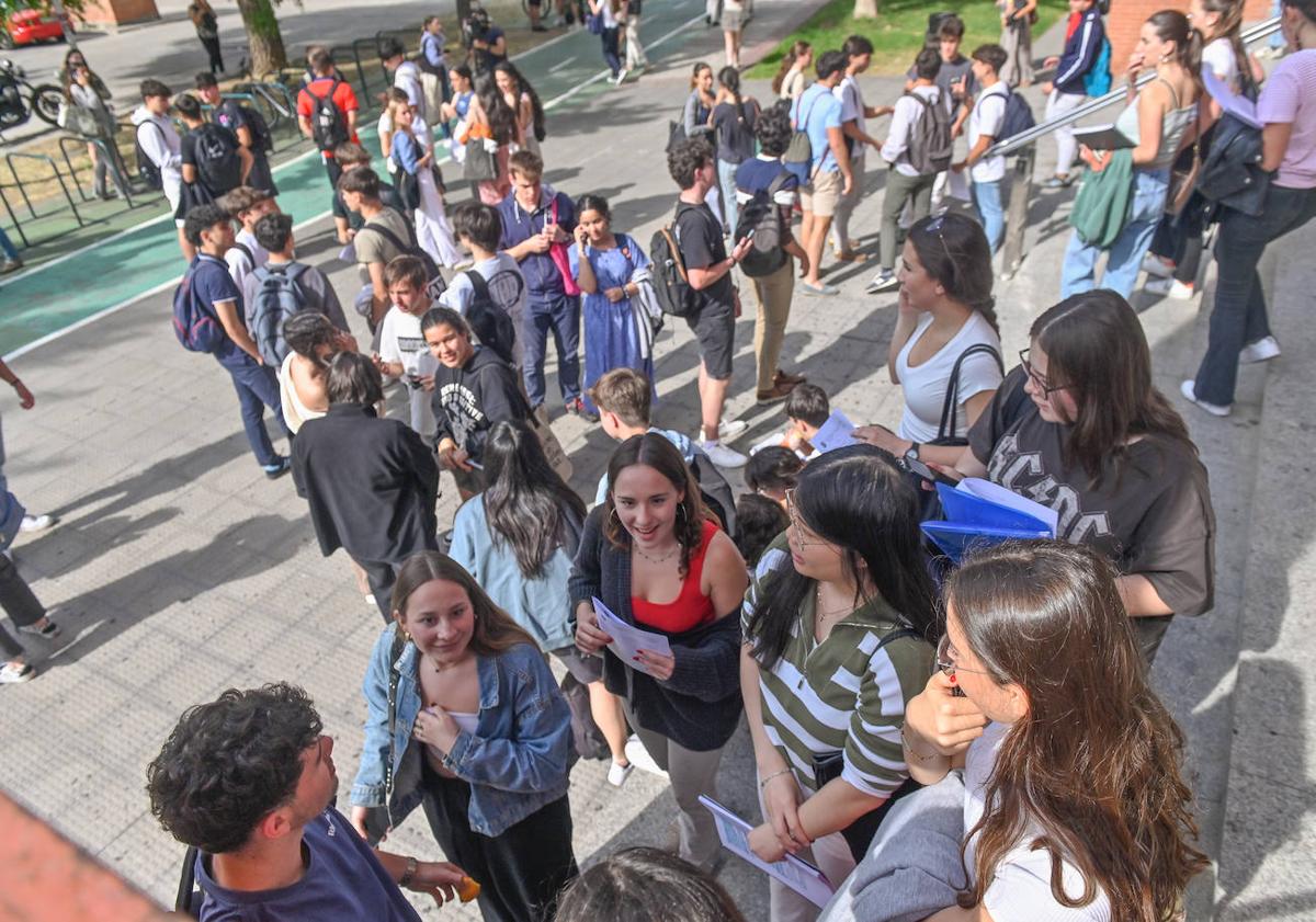 Imagen principal - Tres maneras de afrontar el descanso de la EAU: hablando con los compañeros, estudiando con ellos o repasando a pesar de los nervios.