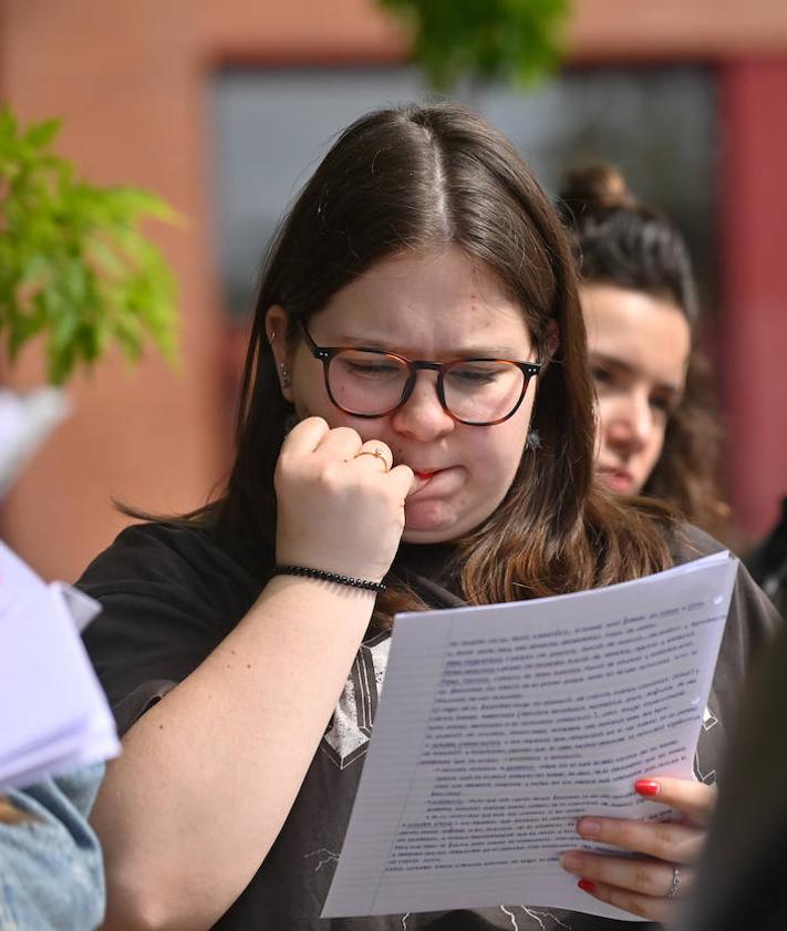 Imagen secundaria 2 - Tres maneras de afrontar el descanso de la EAU: hablando con los compañeros, estudiando con ellos o repasando a pesar de los nervios.