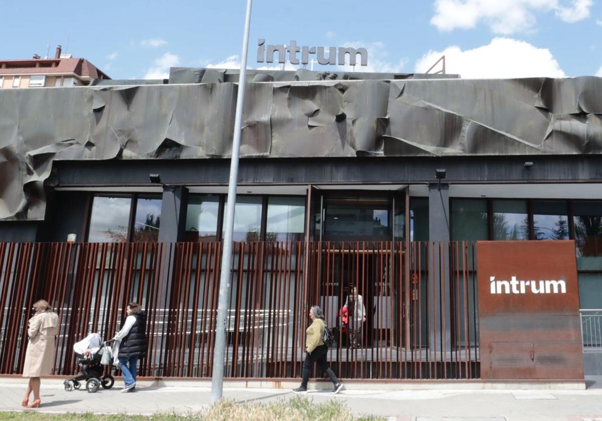 Fachada de la sede de Intrum en la calle Rastrojo de Valladolid.