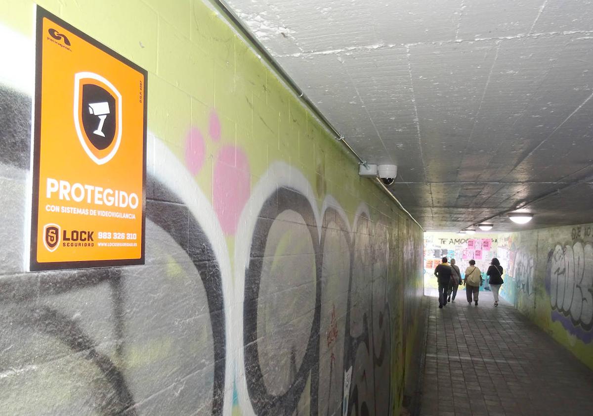 Imagen principal - Cámaras de vigilancia en el paso de San Isidro (arriba y debajo, a la izquierda). A la derecha, cámara exterior del túnel de Pajarillos del lado de la calle Salud.