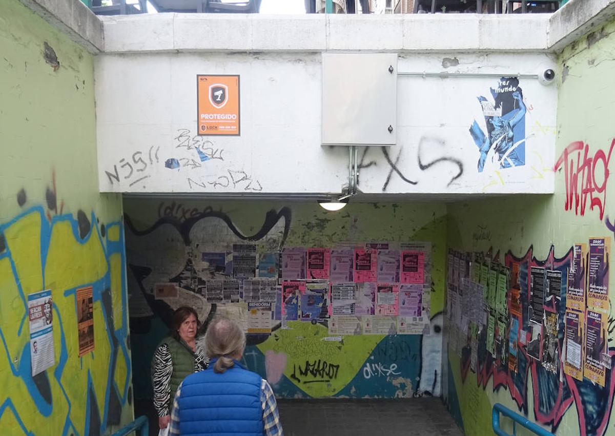 Imagen secundaria 1 - Cámaras de vigilancia en el paso de San Isidro (arriba y debajo, a la izquierda). A la derecha, cámara exterior del túnel de Pajarillos del lado de la calle Salud.