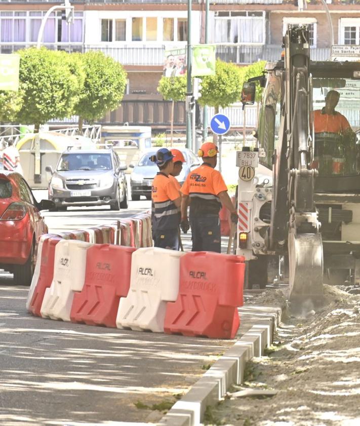 Imagen secundaria 2 - Arriba, corte en la calle Estación por las obras del paso subterráneo. Debajo, a la izquierda, el corte de la calle Guipúzcoa. A la derecha, obras del carril bici en Juan Carlos I.