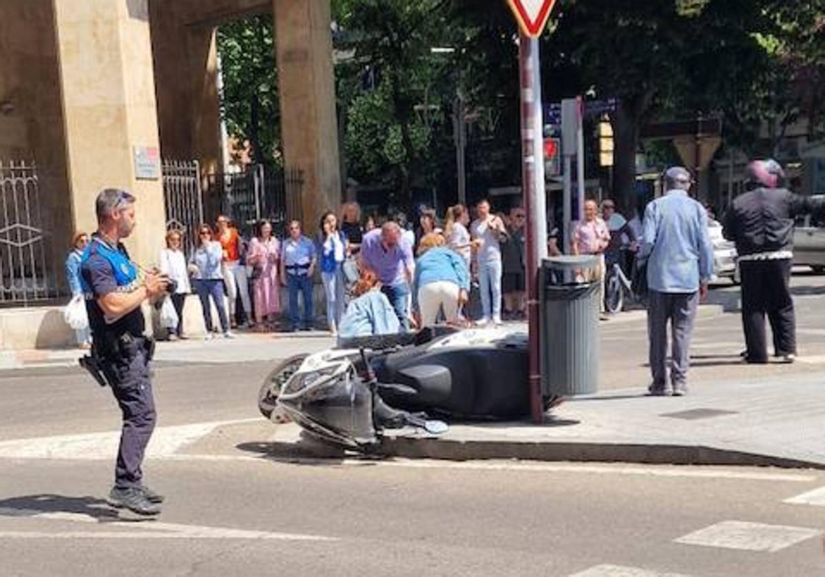 Motorista en el suelo tras el suceso.