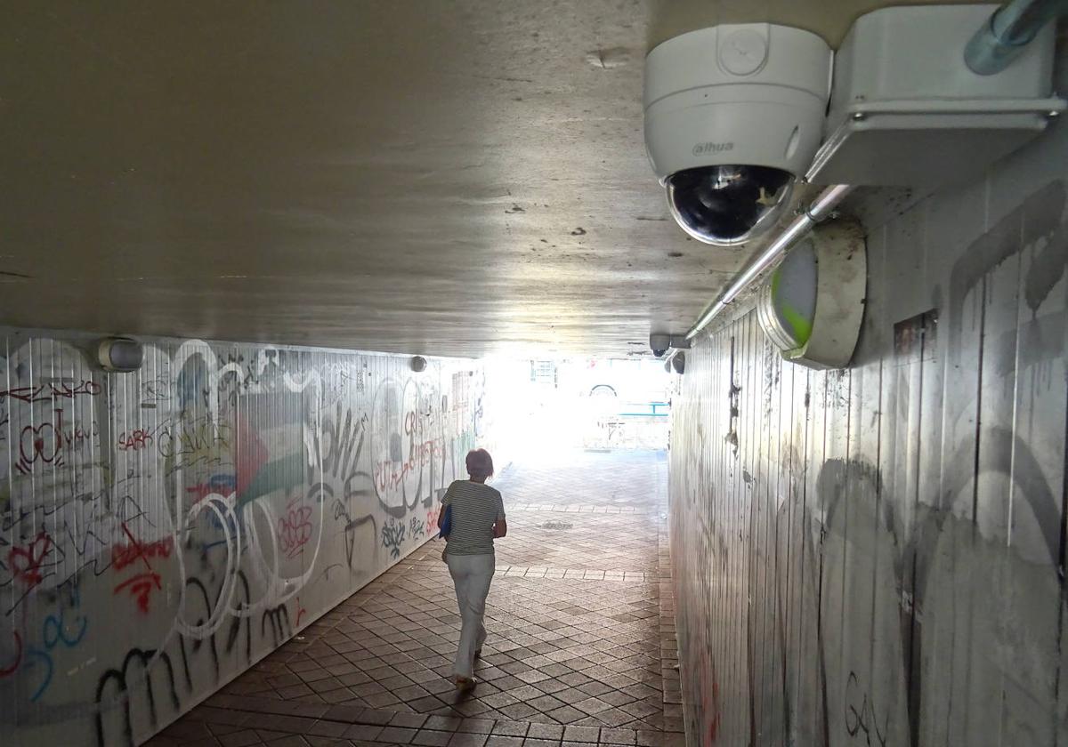 Cámara de videovigilancia instalada en el paso peatonal de Pajarillos, entre las calles Salud y Vía y Casasola (Vadillos).