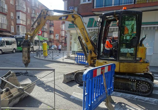 Los operarios trabajan en la reparación de la fuga en la calle Silió, junto a la boca del túnel de Vadillos.