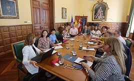 Reunión del Plan de Acción Social y Sostenibilidad de Aquona en el despacho de la Alcaldía.