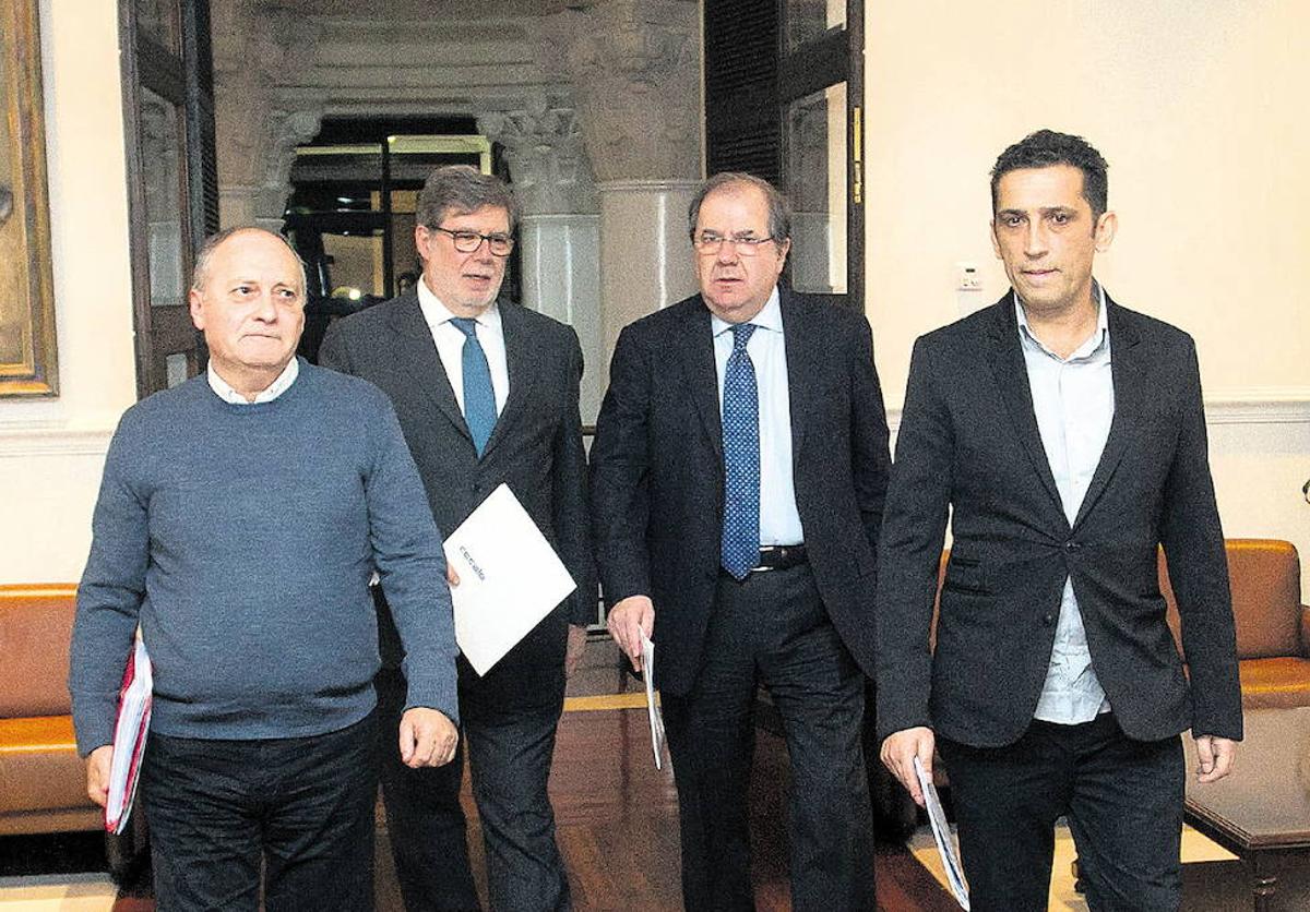 Faustino Temprano, secretario de UGT; Santiago Aparicio, presidente de Cecale; Juan Vicente Herrera, presidente de la Junta, y Vicente Andrés, secretario de CC OO, en 2018.