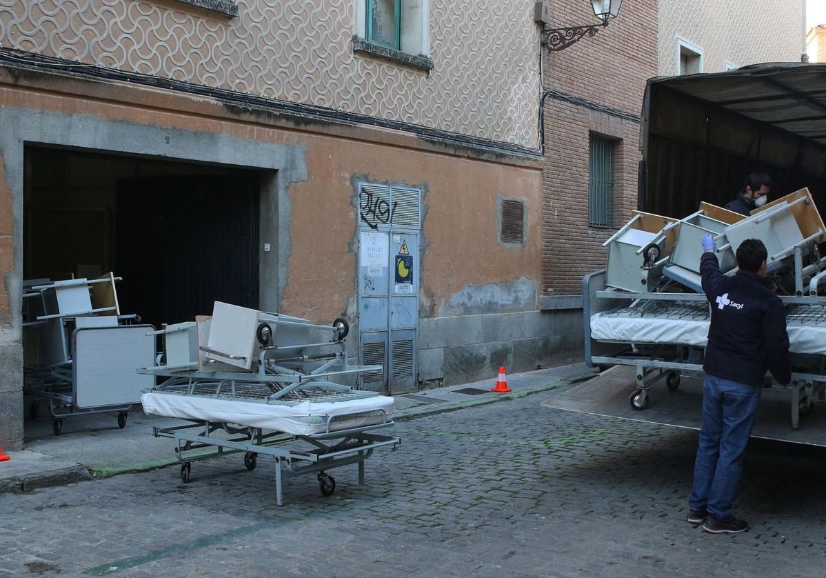Traslado de camas del Policlínico al Hospital General de Segovia durante la primera ola de la pandemia de la covid.