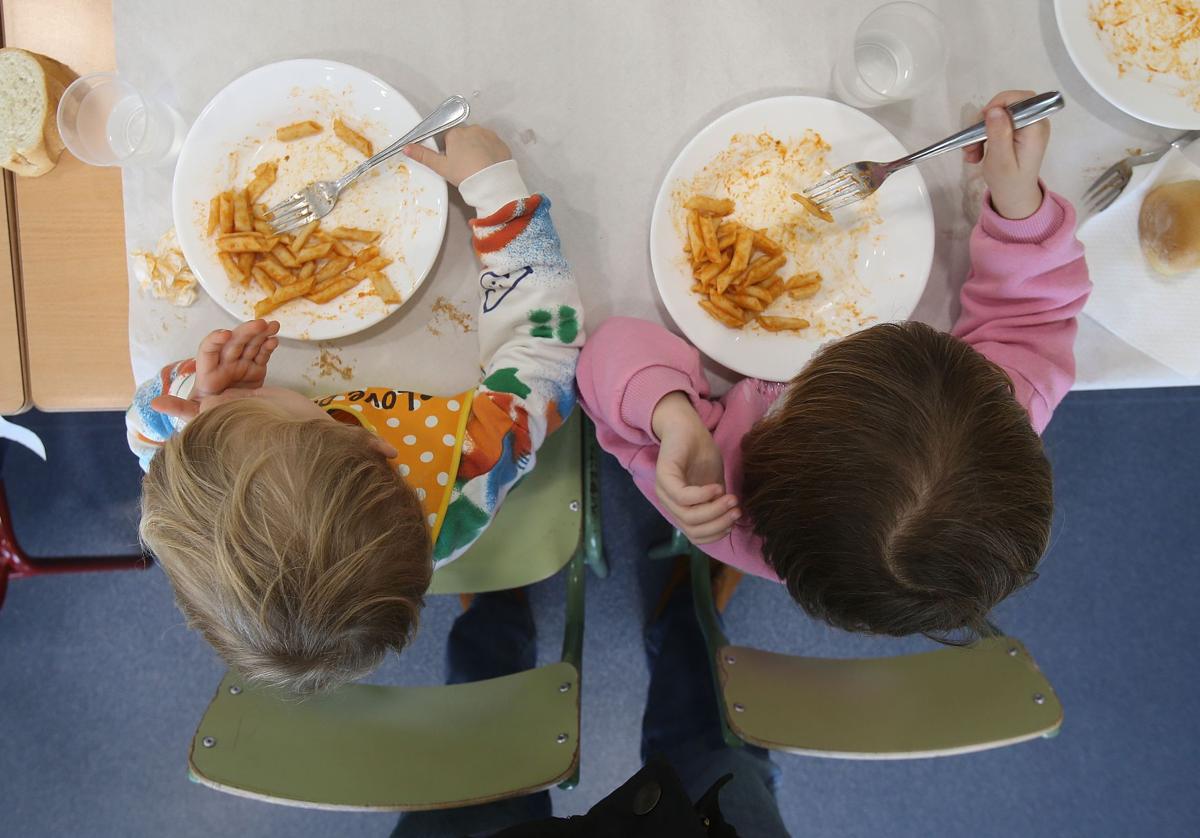 Imagen de archivo de dos niños en un comedor escolar.