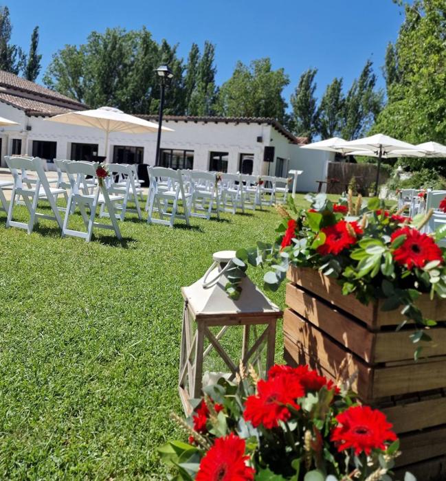 La terraza preparada para la celebración de un evento.