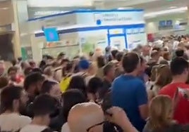 La gente se agolpa en el hall de la Estación de Chamartín, según reflejaban los propios viajeros en sus redes sociales