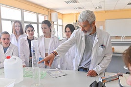 Una clase del ciclo de Anatomía Patológica y Citodiagnóstico en el centro Ramón y Cajal.