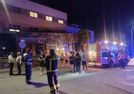 Bomberos y vecinos, a las puertas del centro de personas mayores Valdihuertos.
