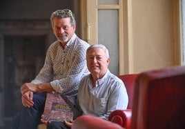 Jesús Guerra y Jesús Misiego, con el libro 'Huellas del pasado'