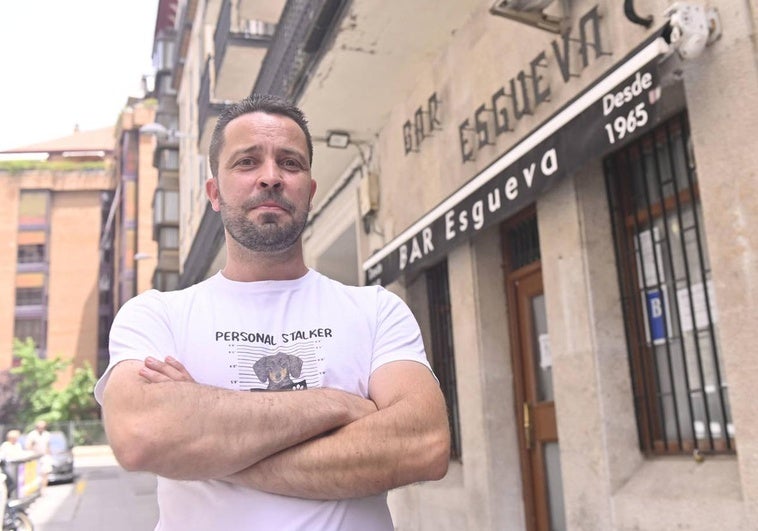 Luis Carlos García López-Murias posa delante del bar Esgueva, en la calle San Benito.