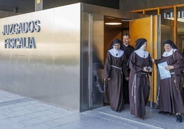 El portavoz de las clarisas de Belorado, José Ceacero, junto con tres monjas del convento de Belorado salen del juzgado de Burgos el 31 de mayo.