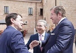El presidente de la Junta y del PP, Alfonso Fernández Mañueco (I), participa en el 10 Congreso regional de Empresa Familiar, junto al presidente entrante, Isidoro Alanís (D), y el saliente, Pedro Palomo.