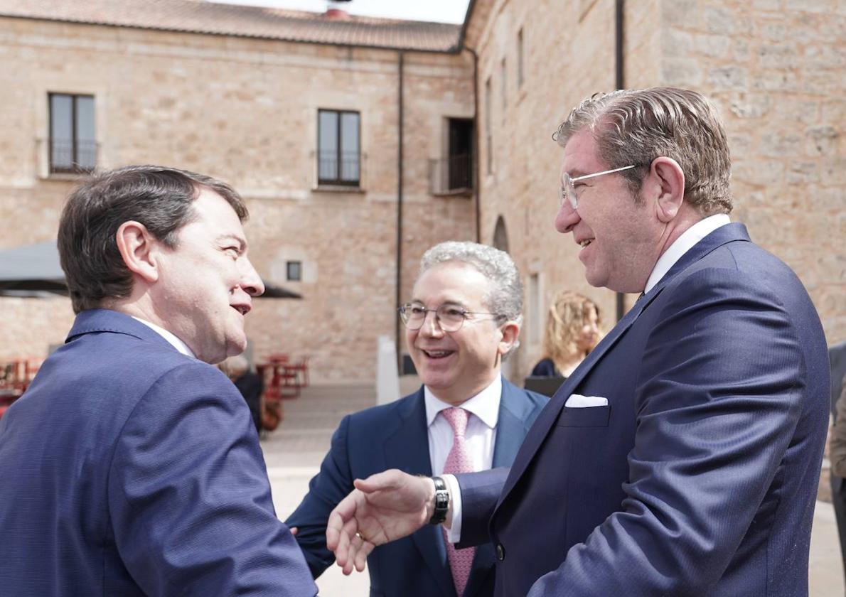 El presidente de la Junta y del PP, Alfonso Fernández Mañueco (I), participa en el 10 Congreso regional de Empresa Familiar, junto al presidente entrante, Isidoro Alanís (D), y el saliente, Pedro Palomo.