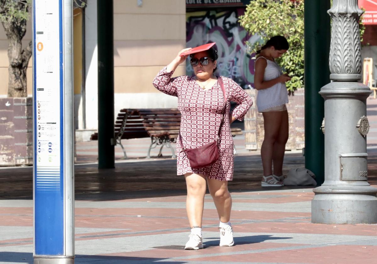 Una mujer se protege del sol, en una imagen de archivo.